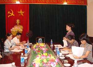 Đoàn kiểm tra thực hiện QCDC tỉnh làm việc với BCĐ huyện Lạc Thủy.